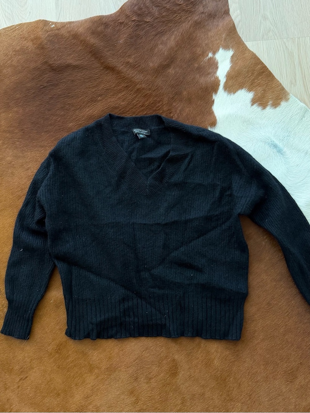 Saks Fifth Avenue black cashmere v-neck sweater size M